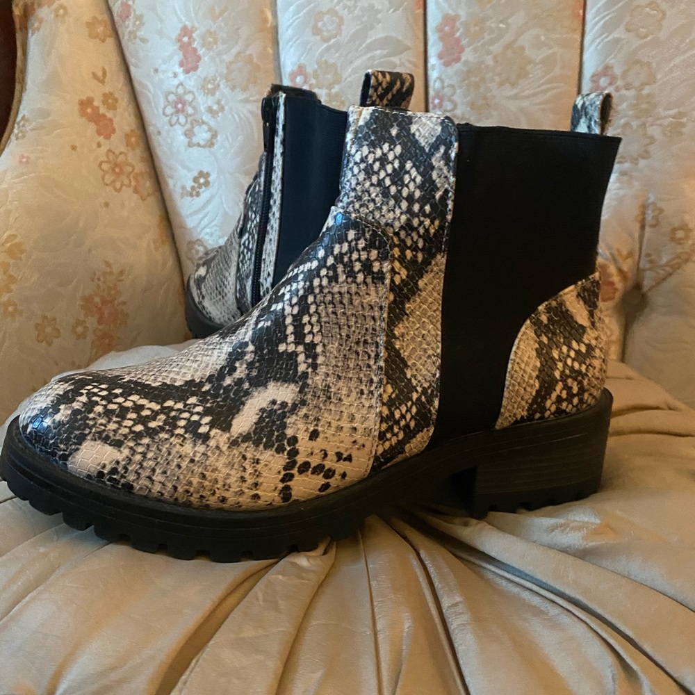 Booties snake print so cute light weight